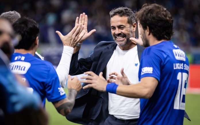 Artur Jorge comemora vitória do Cruzeiro no Mineirão (Foto: Gustavo Aleixo/Cruzeiro)