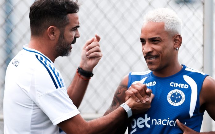 Matheus Pereira cumprimenta Artur Jorge na Toca II