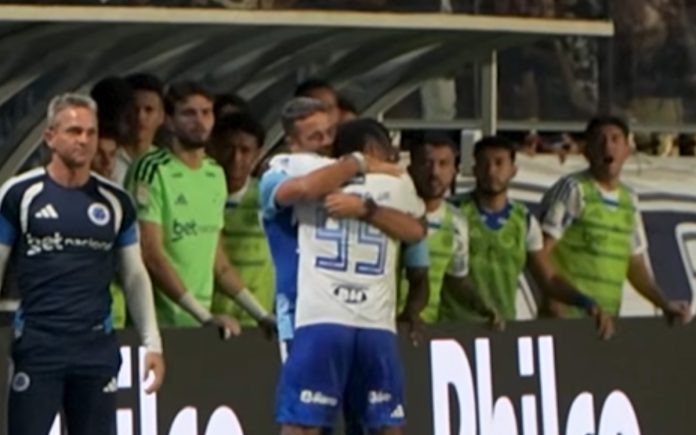 Artur Jorge abraça Arroyo após gol do Cruzeiro (Foto: Reprodução/TV Cruzeiro)