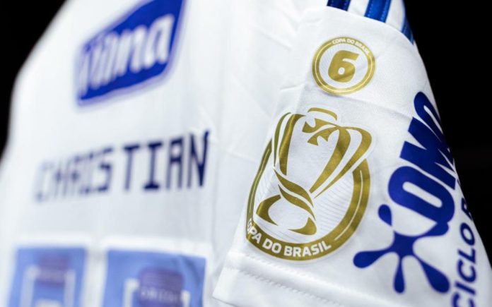 Patch personalizado na camisa que o Cruzeiro utilizará em sua estreia na Copa do Brasil