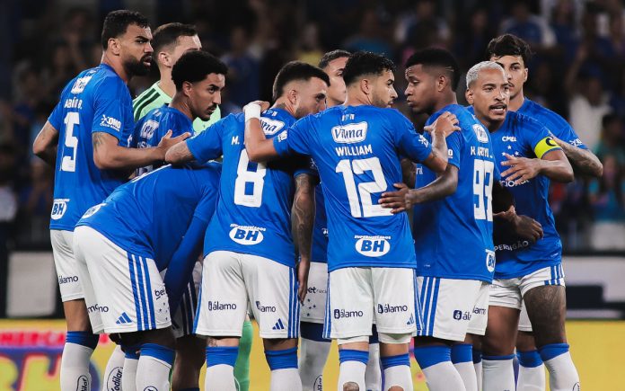 Time do Cruzeiro em jogo no Mineirão, pelo Brasileirão