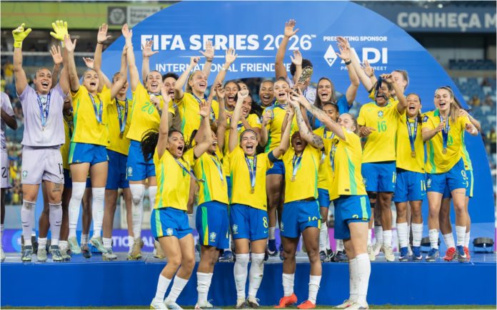 Seleção Brasileira levanta taça da FIFA Series