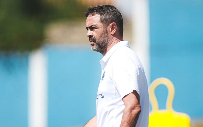Artur Jorge, técnico do Cruzeiro, em treino na Toca II