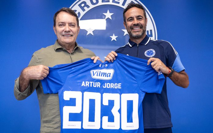 Pedrinho e Artur Jorge celebram a renovação de contrato do português (Foto: Gustavo Aleixo/Cruzeiro)