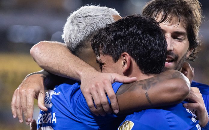 Fagner e Matheus Pereira se abraçam após gol do camisa 10, no Equador