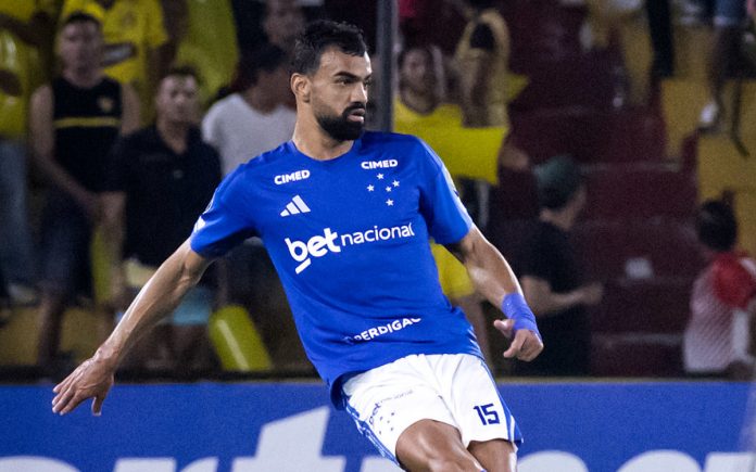 Fabrício Bruno em vitória contra o Barcelona, em Guayaquil