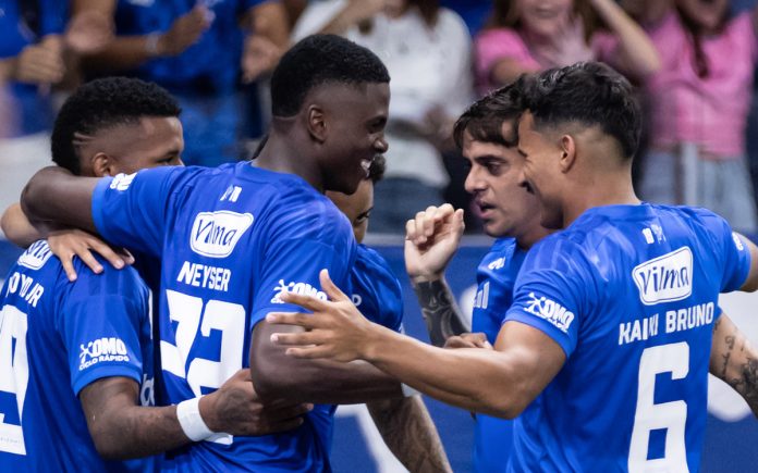 Comemoração do elenco do Cruzeiro, no Mineirão (Foto: Gustavo Aleixo/Cruzeiro)