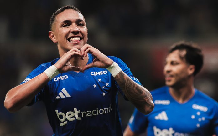 Kauã Moraes comemora gol no triunfo contra o Vitória