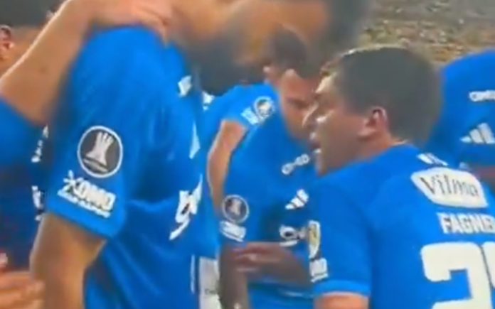 Fagner em 'puxão de orelha' aos colegas durante jogo contra o Barcelona Fagner em 'puxão de orelha' aos colegas durante jogo contra o Barcelona