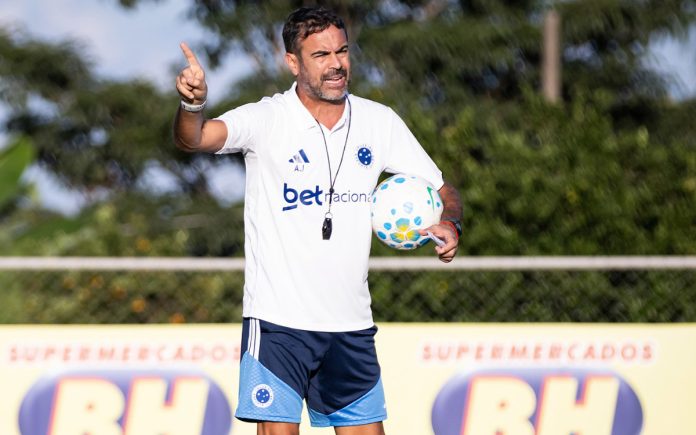 Artur Jorge em treino na Toca da Raposa II, em BH