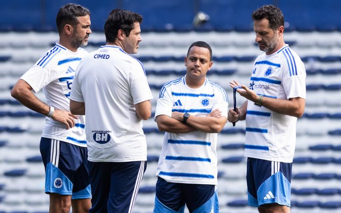 comissãotécnicaarturjorgecruzeiroequador Artur Jorge conversa com membros da comissão em Guayaquil