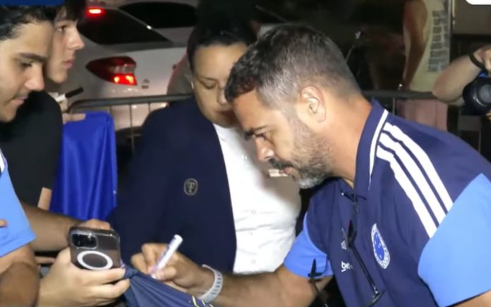 Artur Jorge atende torcedores do Cruzeiro em Belém (Foto: Reprodução/Samuca TV)