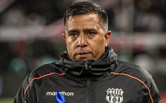 César Farías, treinador do Barcelona-EQU