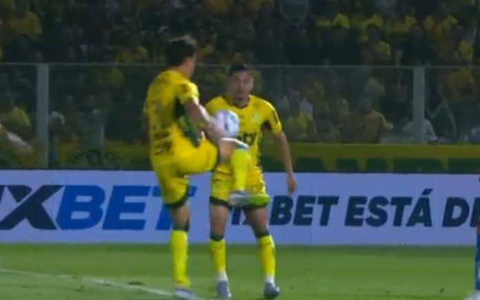 Bola bateu no braço do jogador do Mirassol, e o VAR não recomendou a revisão do lance (Foto: Reprodução/Sportv)
