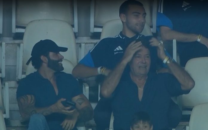 Gusttavo Lima assiste jogo ao lado de Pedrinho no Serra Dourada (Foto: Reprodução/Sportv)