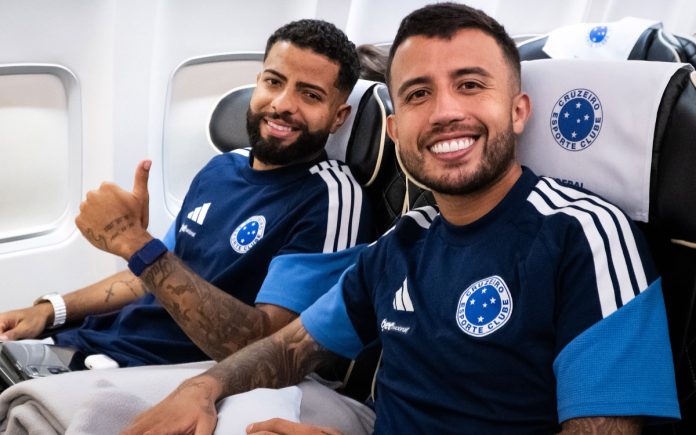 Matheus Henrique e João Marcelo no voo do Cruzeiro para SP