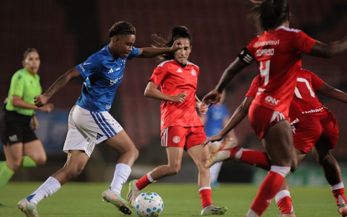Ravenna, em disputa de bola diante do Inter (Foto: Gustavo Martins/Cruzeiro)