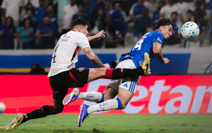 De cabeça, Kaio Jorge marcou o terceiro do Cruzeiro contra o Vitória