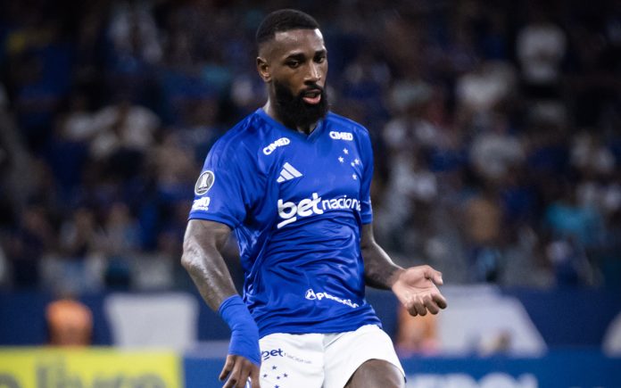 Gerson está pendurado com dois cartões amarelos (Foto: Gustavo Aleixo/Cruzeiro)