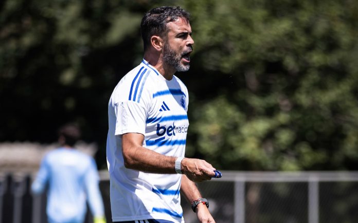 Artur Jorge em treino do Cruzeiro na Toca da Raposa II, em BH