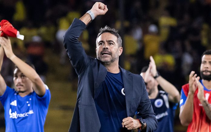 Artur Jorge e jogadores celebram vitória do Cruzeiro sobre o Barcelona-EQU na Libertadores