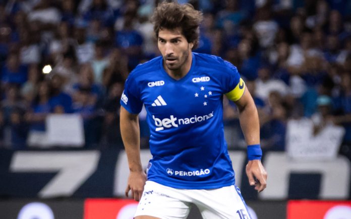 Lucas Silva em jogo pela Série A, no Mineirão