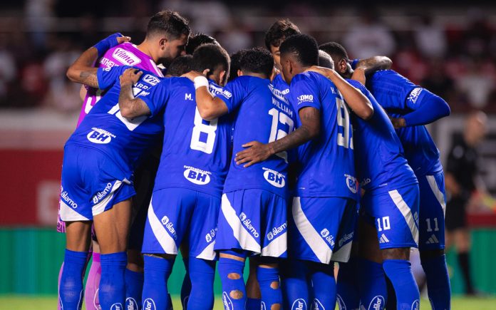 Time do Cruzeiro no jogo contra o São Paulo