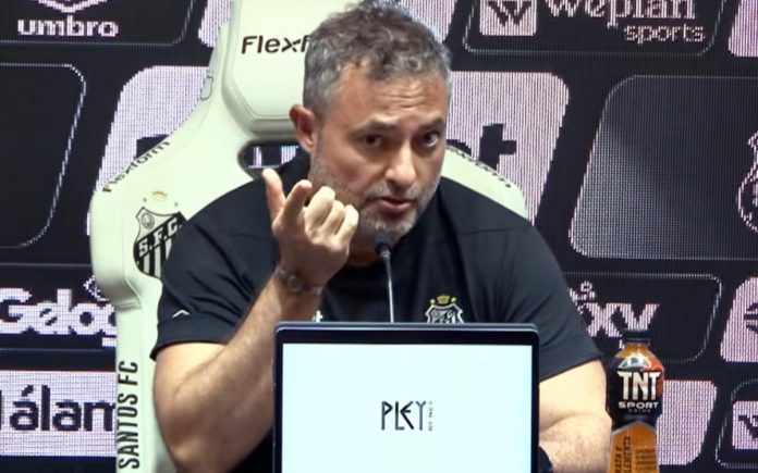 Alexandre Mattos, executivo do Santos, em entrevista coletiva