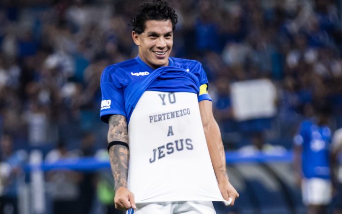 Lucas Romero comemora gol pelo Cruzeiro contra o Grêmio
