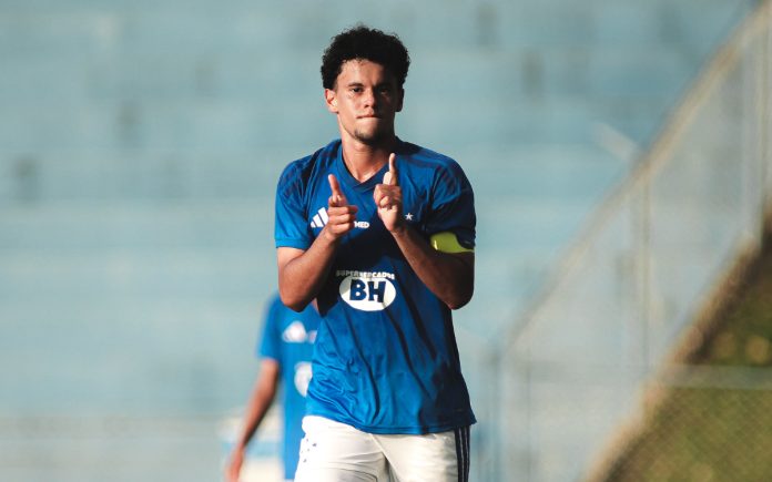 Rhuan Gabriel comemora gol contra o Avaí, pelo Brasileiro Sub-20