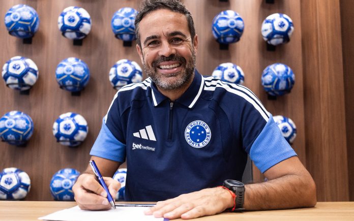 Artur Jorge renovou até 2030 com o Cruzeiro (Foto: Gustavo Aleixo/Cruzeiro)