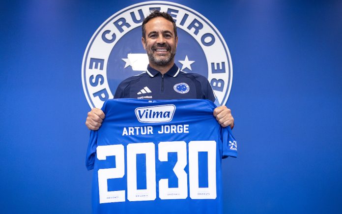 Artur Jorge renovou com o Cruzeiro até dezembro de 2023 (Foto: Gustavo Aleixo/Cruzeiro)