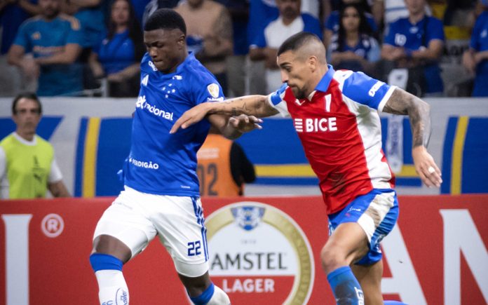 néiservillarealcruzeiroxu.católica Néiser Villareal em jogo contra a Universidad Católica-CHI