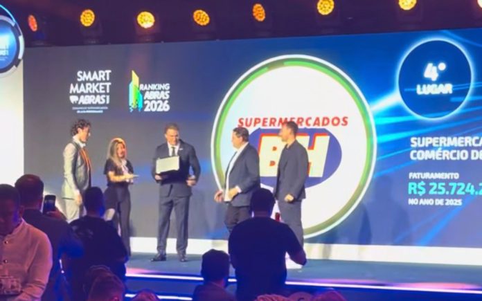 Pedrinho recebe troféu por 4º lugar em ranking dos maiores supermercados do Brasil