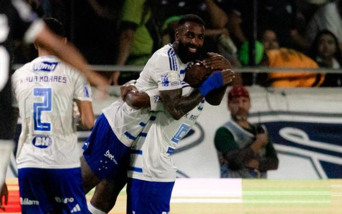 Gerson e Arroyo na vitória do Cruzeiro sobre o Remo