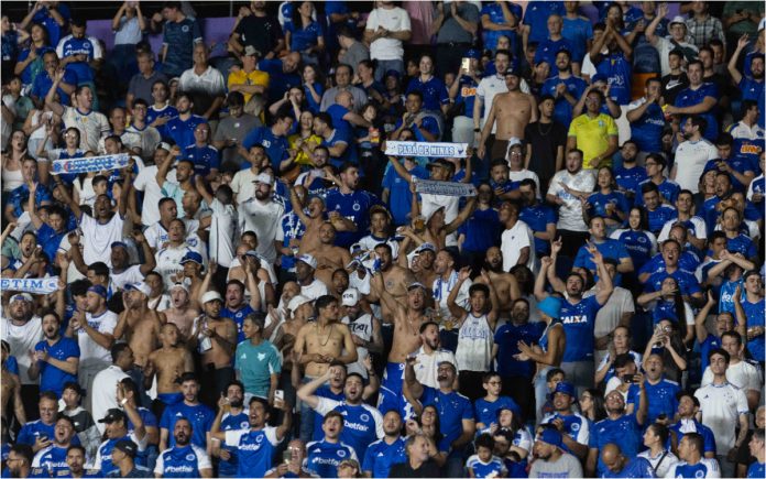 Torcida do Cruzeiro no Serra Dourada
