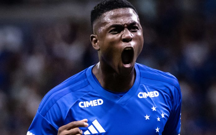 Néiser Villareal comemora gol na vitória sobre o Bragantino