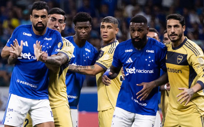 Jogadores de Cruzeiro e Boca no Mineirão, pela Libertadores