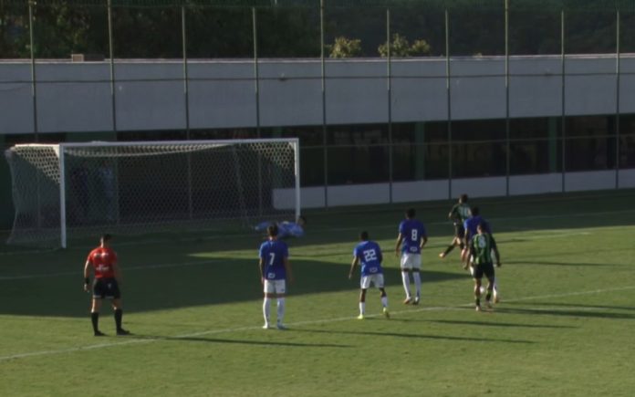 Gol marcado por Júlio, de pênalti