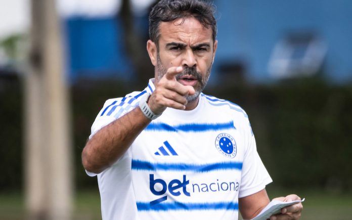 Artur Jorge em treino do Cruzeiro na Toca II, em BH
