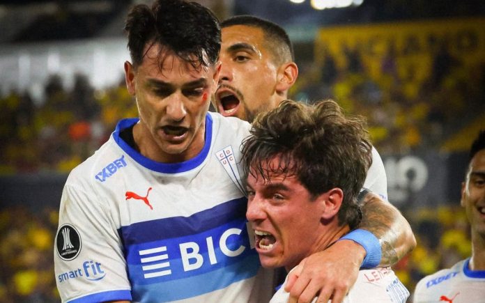 Time da Universidad Católica-CHI comemora gol diante do Barcelona-EQU (Foto: Divulgação/U.Católica)