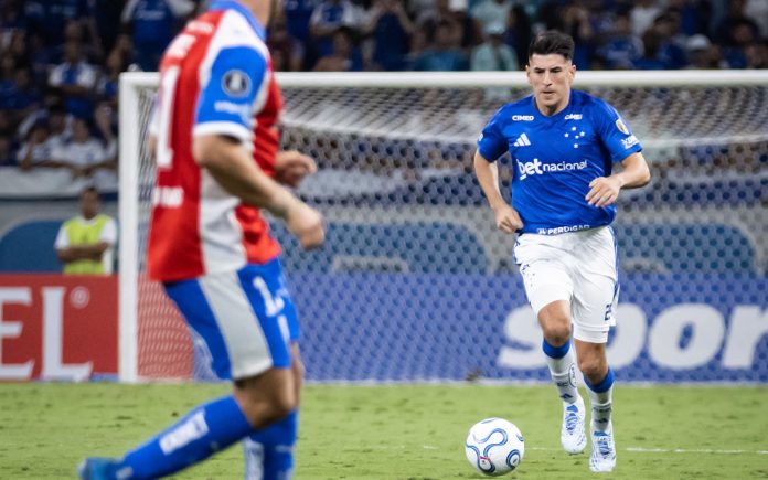 Villalba foi titular da zaga ao lado de Fabrício Bruno