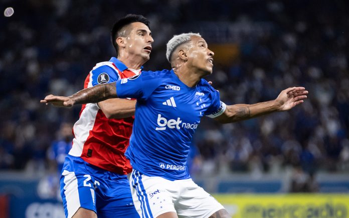 Matheus Pereira em disputa de bola (Foto: Gustavo Aleixo/Cruzeiro)