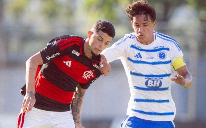 Murilo em disputa de bola contra o Flamengo (Adriano Fontes/CRF)
