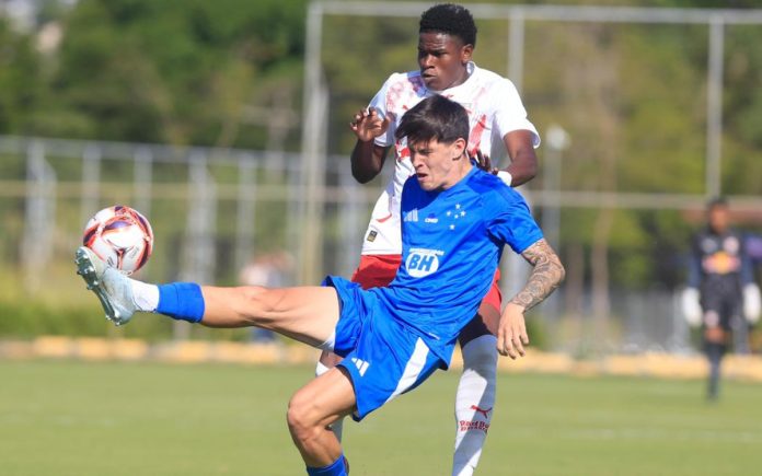 Rayan Lelis em disputa de bola (Fernando Roberto / Red Bull Bragantino) Rayan Lelis em disputa de bola (Fernando Roberto / Red Bull Bragantino)