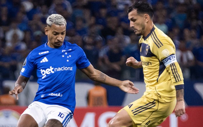 Matheus Pereira em disputa de bola com Paredes (Foto: Gustavo Aleixo/Cruzeiro)