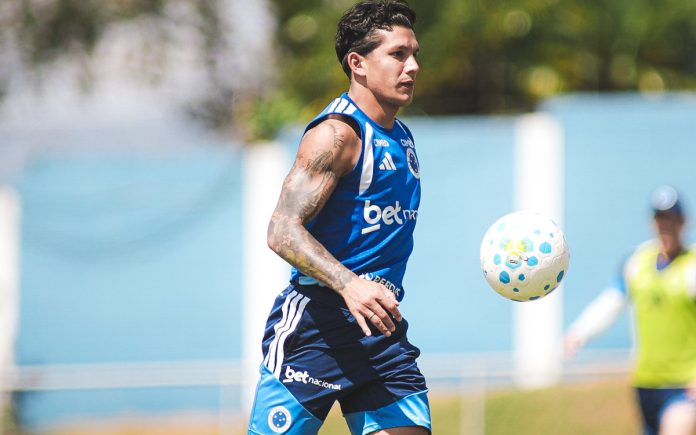Lucas Romero, volante do Cruzeiro, na Toca II