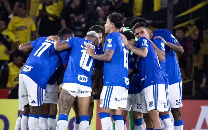Time do Cruzeiro reunido em campo diante do Barcelona-EQU, em Guayaquil (Foto: Gustavo Aleixo/Cruzeiro)