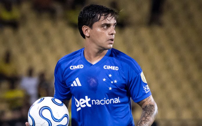 Fagner em jogo pelo Cruzeiro na Libertadores, no Equador