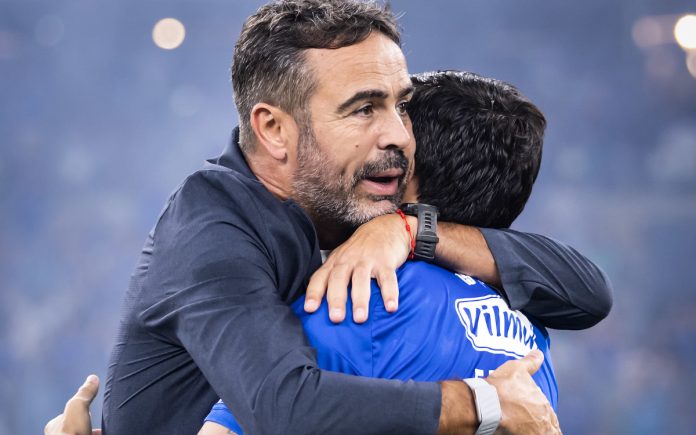 Artur Jorge dá abraço em Fagner após vitória no Mineirão